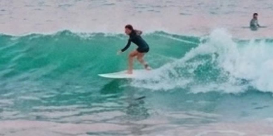 Agustina surfeando una ola